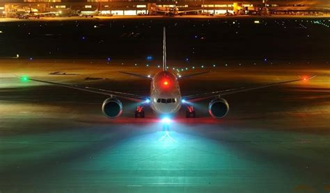 Airplane lights | Why do airplanes have red & green lights at wing ends ...