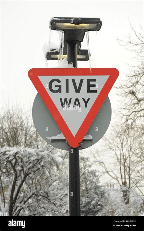 Give way sign uk hi-res stock photography and images - Alamy