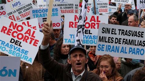 Spanish farmers protest against plans to curb water supply for ...