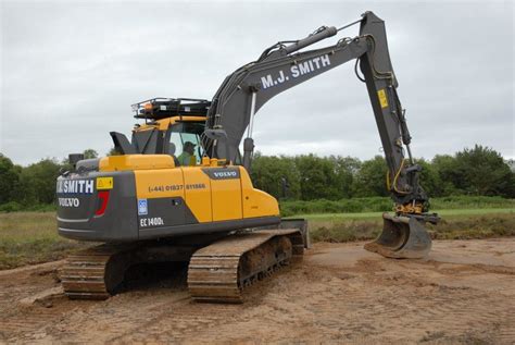 UK's first Volvo EC140D with dozer blade takes to the golf course