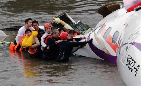 Veja imagens do resgate das vítimas de queda de avião em Taiwan - Veja ...