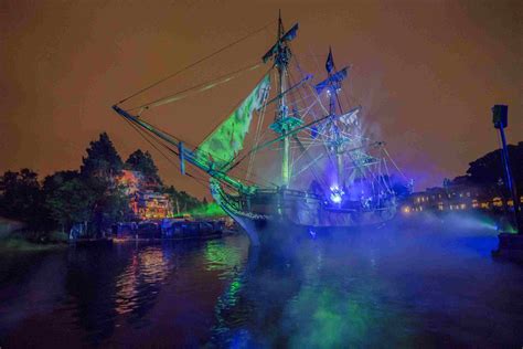 Fantasmic at Disneyland: The Complete Guide