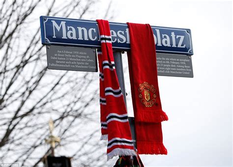 Man United players and fans honour Busby Babes | Daily Mail Online