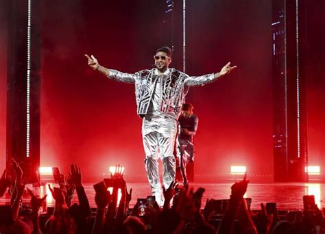 Usher sings, dances and romances to an adoring Colosseum audience - Las ...