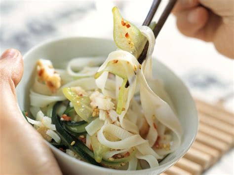 Wide rice noodles with shrimp Recipe | EatSmarter