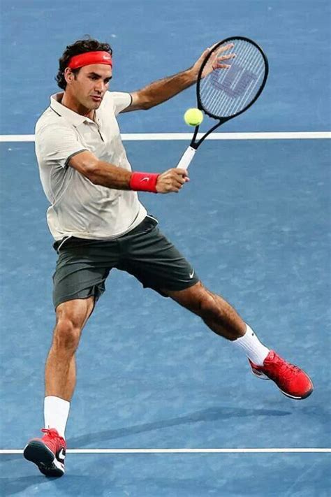 Federer taking a high backhand volley. | 男子 テニス, フェデラー, テニス