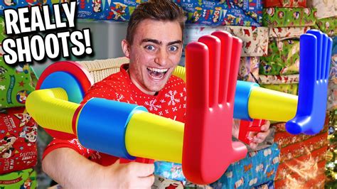 REAL WORKING GRAB PACK V2 FROM POPPY PLAYTIME! (CHRISTMAS BATTLE) - YouTube