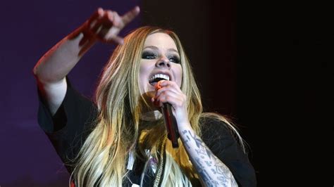 Avril Lavigne: 'I still do the groceries' - BBC News