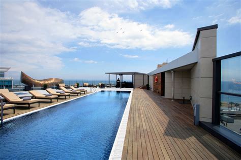 The Atic roof pool overlooking the Mediterranean (con imágenes) | Hotel ...