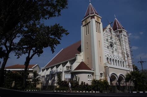 Wajah Gereja Tua di Indonesia – Kompaspedia