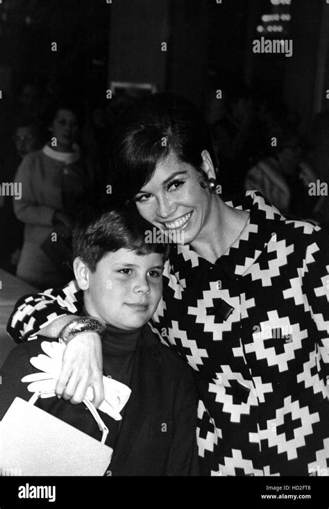 MARY TYLER MOORE, with son Richie circa 1968 Stock Photo - Alamy