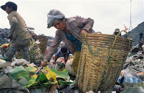 Recycling rubbish on Smokey mountain, Manilla, Philippines | Nigel ...