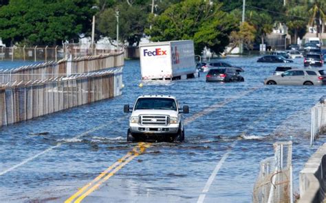 Floods: Fort Lauderdale airport remains closed. Forecast calls for more ...