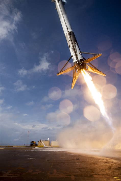 Amazing Photo Shows SpaceX Falcon 9 Rocket Just Before Crash