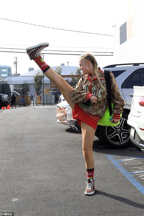 DWTS frontrunner JoJo Siwa shows off her high kicks outside rehearsal ...