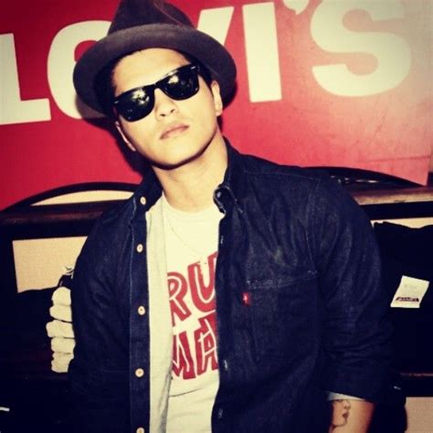 It's so cute how he wears his own merchandise. #brunomars | Bruno mars, How to wear, Bruno