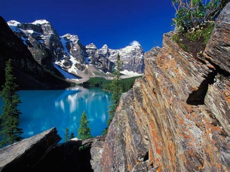 Beautiful Moraine Lake in Canada - Snow Addiction - News about Mountains, Ski, Snowboard ...