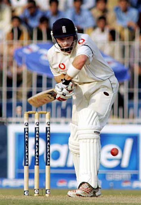 Ian Bell defends watchfully | ESPNcricinfo.com