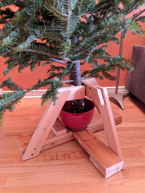 A very DIY Christmas tree stand : woodworking