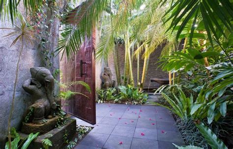 Bali courtyard | Bali garden, Balinese garden, Luxury garden