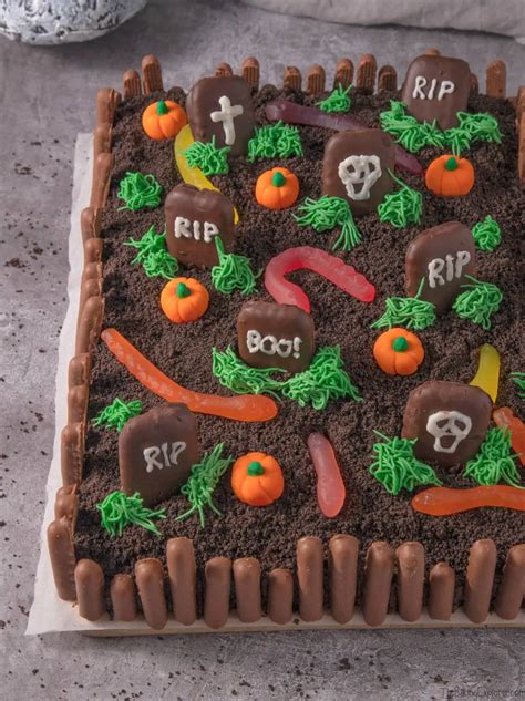 Halloween Graveyard Cake - The Baking Explorer