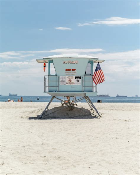 A lifeguard stand on the beach with an american flag photo – Free Housing Image on Unsplash