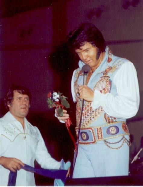 ELVIS AND CHARLIE HODGE | Elvis presley, Elvis, Elvis in concert