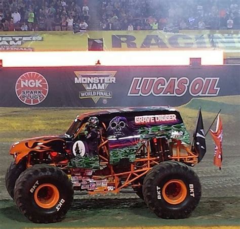 Grave Digger Truck And Tractor Pull, Mud Trucks, Cool Trucks, Pickup ...