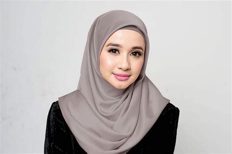 7 Ide Pakai Hijab Segi Empat untuk Style Kondangan Simpel - Womantalk