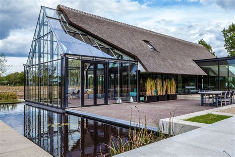 Cottage meets greenhouse in modern thatched home - Curbed