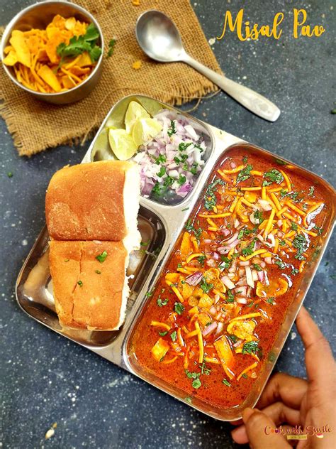 MISAL PAV RECIPE / SPICY KOLHAPURI MISAL PAV / USAL ~ MISAL PAV | Cook With Smile