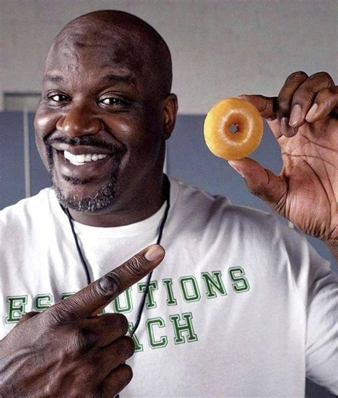 De esta forma se ve un donuts en las gigantescas manos de Shaquille O ...