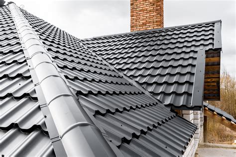 Metal Roof Vs Shingles: Pros & Cons (Homeowners Guide)