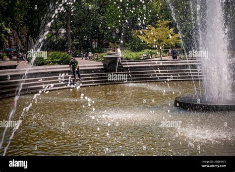 The surprisingly empty fountain in Washington Square Park in New York ...