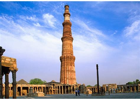 Qutub Minar: Why India's tallest minaret landed in the courts - BBC News