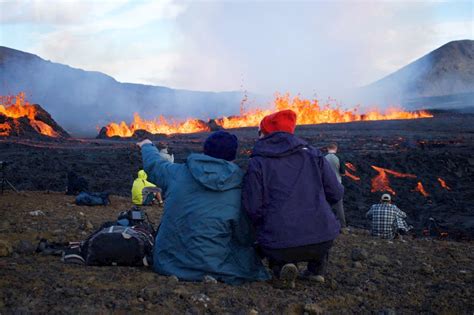Los riesgos del turismo de volcán: por qué los turistas se acercan a la erupción de Islandia y ...
