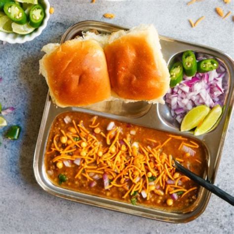 Maharashtrian Misal Pav (Sprouts Curry) - Piping Pot Curry