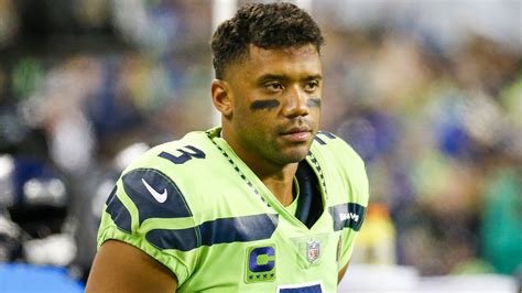 Reports: Seahawks' Russell Wilson out several weeks after finger surgery | RSN