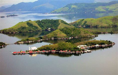 Perjalanan Wisata: Wisata Danau Sentani Papua