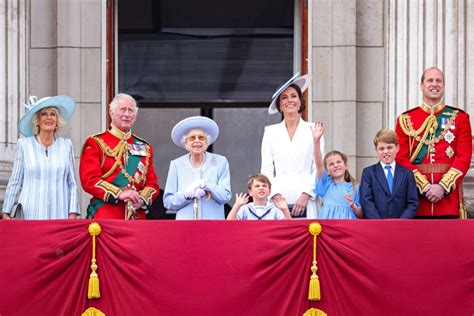 Trooping the Colour: Queen Elizabeth makes appearance for Platinum ...