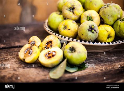 Fruta de membrillo sobre fondo de madera. Cosecha de frutos de otoño ...