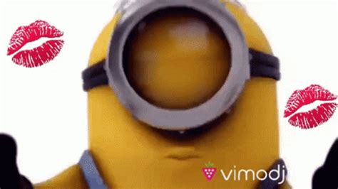 Kissing Minions GIFs | Tenor