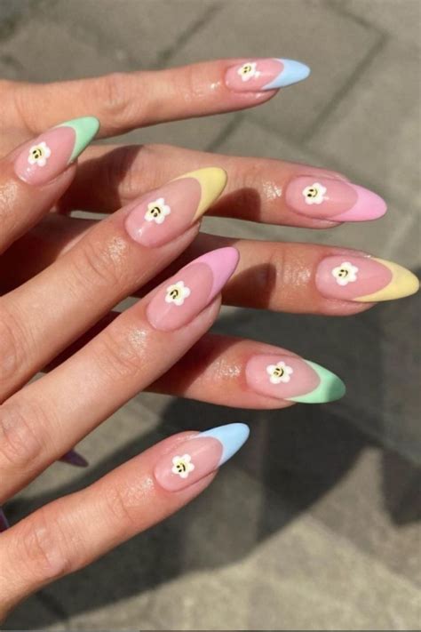 38 Trendy Almond-Shaped Nail Art for Summer Nails 2021