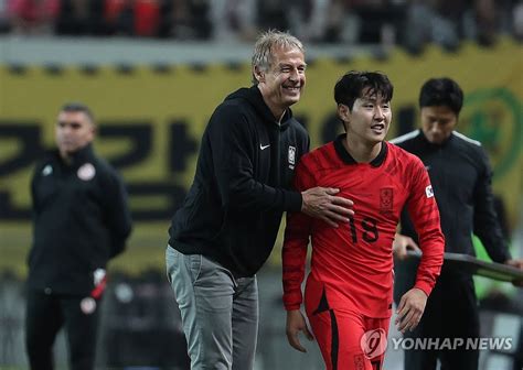 This South Korean Soccer Player Is So Popular Among Female Fans His ...