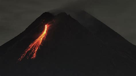 Indonesia's Mount Merapi spews lava - CGTN