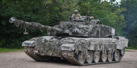 How the UK Challenger 2 Tanks Could Be a 'Game Changer' in Ukraine War ...