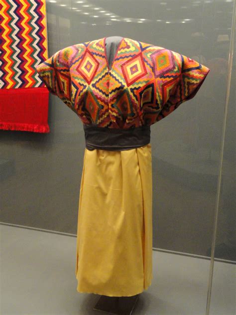 File:Mayan clothing - Staatliches Museum für Völkerkunde München - DSC08509.JPG - Wikimedia Commons
