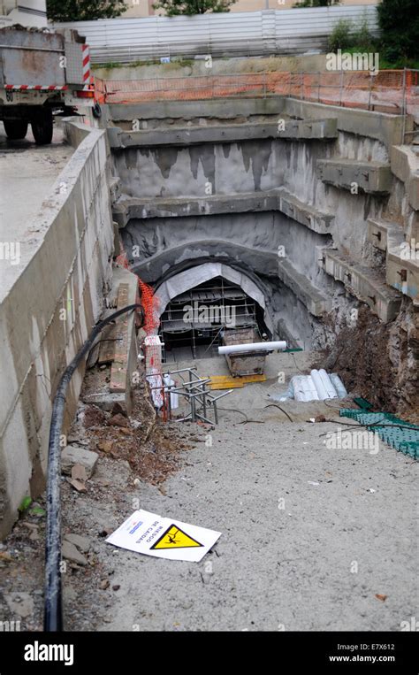 Tunnel construction hi-res stock photography and images - Alamy