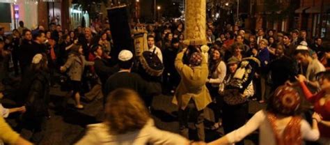 More Orthodox Women Dance With Scroll for Simchat Torah – The Forward