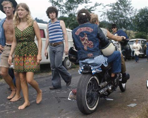 Stunning photos depicting the rebellious fashion at Woodstock, 1969 ...